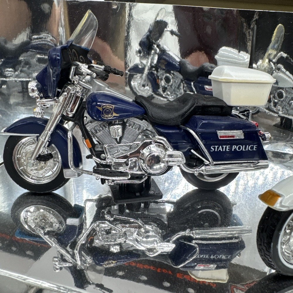 Maisto 1:18 Harley Davidson Police Motorcycle Set Series 7 State Police 32029 - Picture 3 of 16